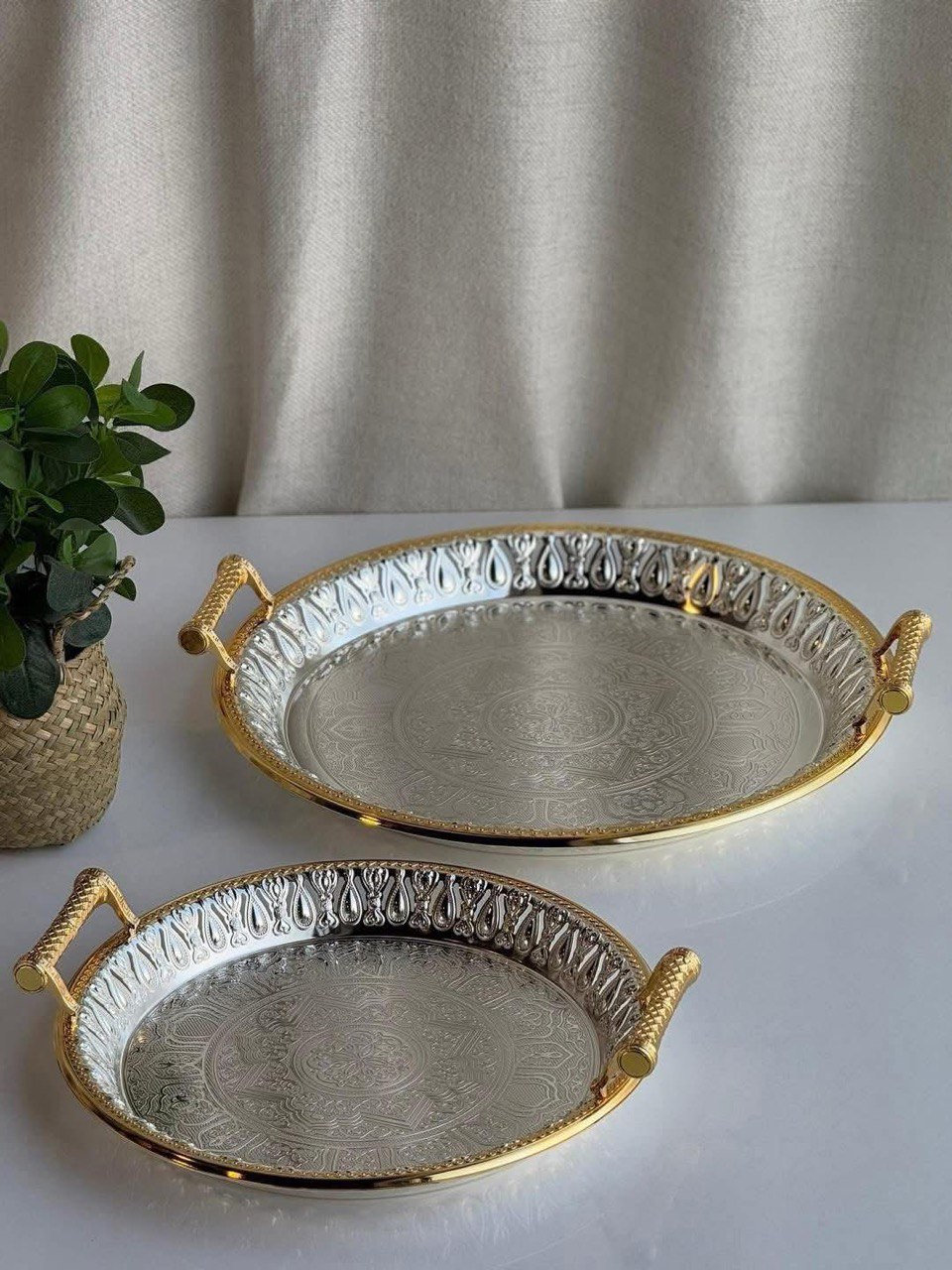 صفرة تقديم أنيقة صغيرة بإطار ذهبي